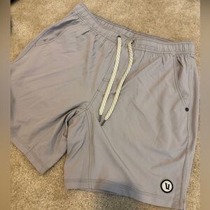 Vuori men shorts Kore Short lined 7” size L
